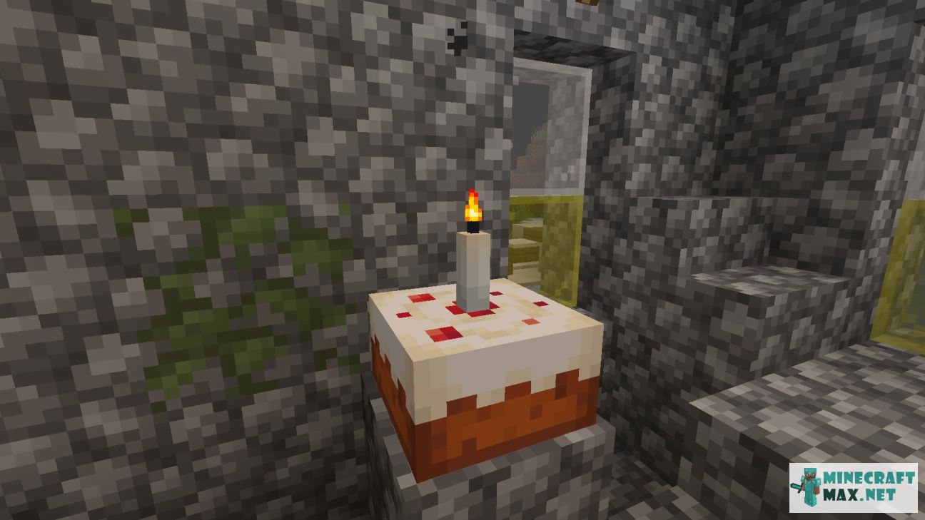 Cake with White Candle in Minecraft | Screenshot 1