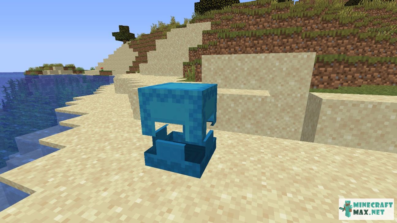 Light Blue Shulker Box in Minecraft | Screenshot 1