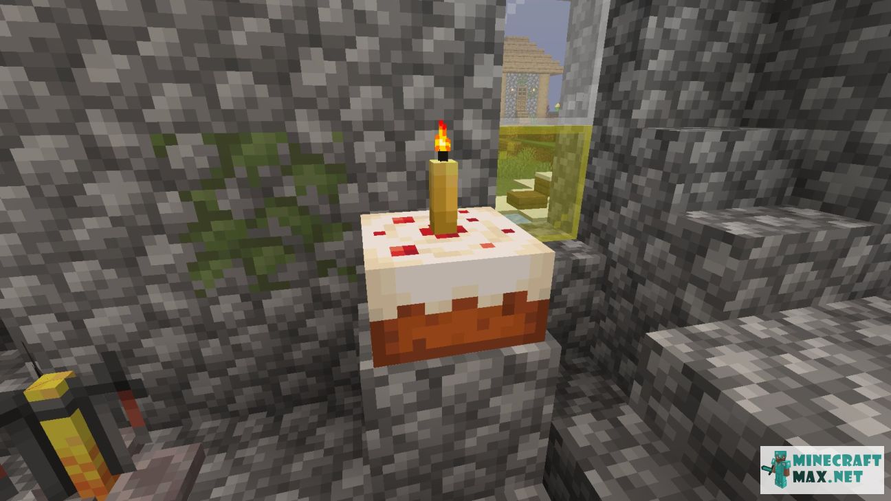 Cake with Yellow Candle in Minecraft | Screenshot 1
