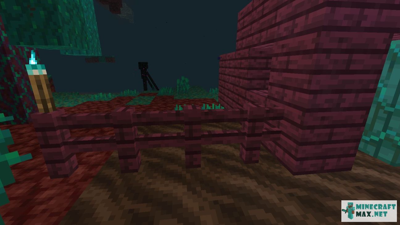 Crimson Fence in Minecraft | Screenshot 1