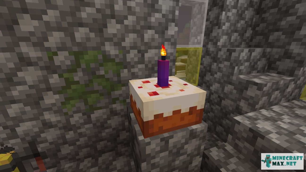 Cake with Purple Candle in Minecraft | Screenshot 1